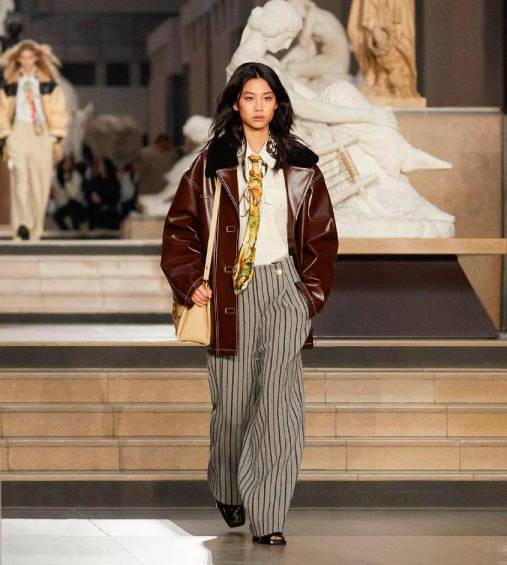 El atuendo que abrió la pasarela de Louis Vuitton dio la nota de lo que sería el desfile. La modelo es la actriz del Juego del calamar HoYeon Jung. FOTO INSTAGRAM @louisvuitton