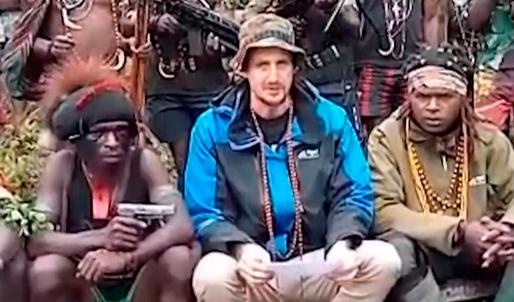 En el video el piloto aseguró que sus captores han cuidado bien de él, le han dado ropa, comida, agua y medicinas para tolerar “las largas caminatas que hacemos a diario”. FOTO: CAPTURA DE VIDEO