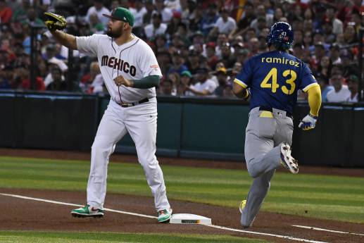 El colombiano Harold Ramirez anota una carrera para la Selección que ganó su duelo ante México. FOTO EFE 