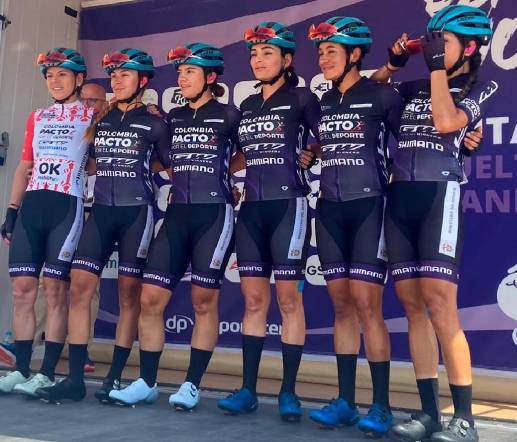 Jessenia Meneses (camista blanca con rojo) junto a sus compañeras de equipo.FOTO TOMADA @VCAwomen