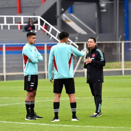El técnico Héctor Cárdenas dialoga con los jugadores durante la práctica de este lunes. FOTO CORTESÍA FCF