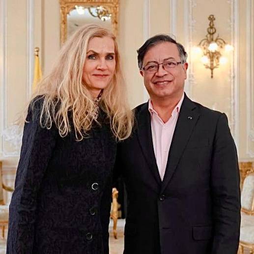 La embajadora de Alemania en Colombia, Marian Schuegraf, con el presidente, Gustavo Petro. FOTO: Tomada de Twitter @AlEmbajadora / Cortesía Presidencia