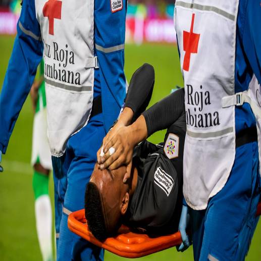 Los hinchas están a la espera del parte oficial del club sobre la lesión del portero Kevin Mier. FOTO CAMILO SUÁREZ