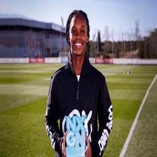 Linda Caicedo sosteniendo el premio NXNG del portal Goal. FOTO CORTESÍA GOAL