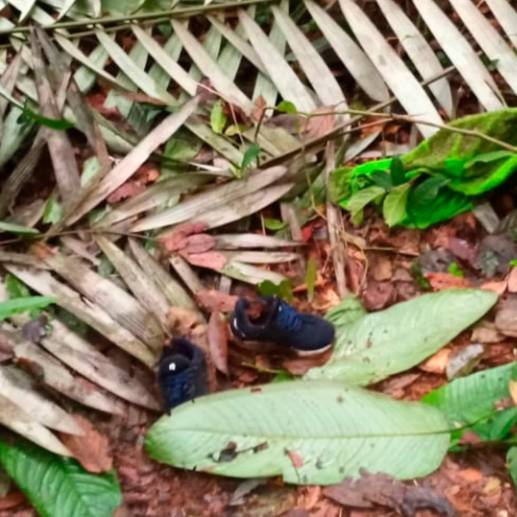 Estos son los tenis azules, al parecer del niños de cuatro años. FOTO: CORTESÍA.