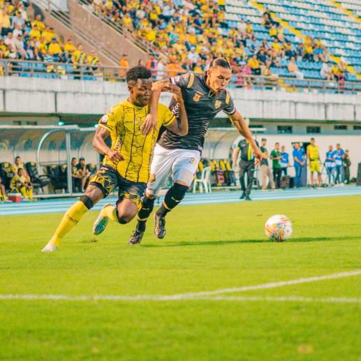 Acción del duelo en Barrancabermeja. El técnico Lucas González también lamentó fallas con balón parado. FOTO cortesía @APetrolera