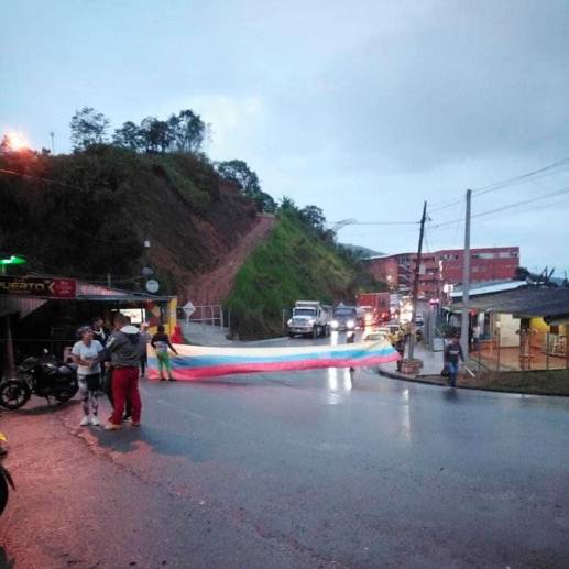 El bloqueo comenzó a regir desde esta noche. Al fondo ya se ven vehículos represados. FOTO: Cortesía. 