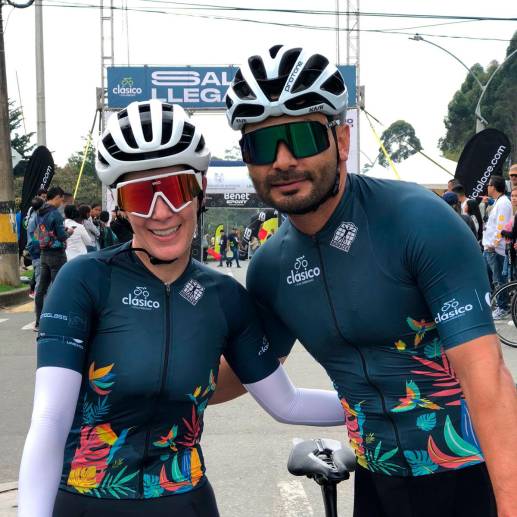 Giovana Arcila Vásquez hizo el mejor tiempo en la categoría de mujeres, en el Fondo Medio (60 km). A su lado, su entrenador Jorge Sanabria; tiempo 2 horas 2 minutos y 4 segundos. FOTO EL COLOMBIANO