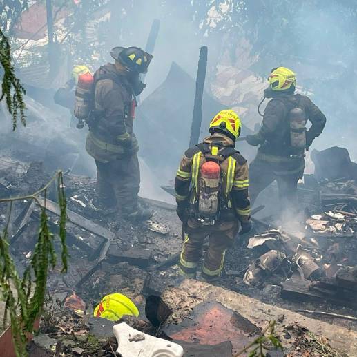 Los bomberos continúan con la atención de la emergencia. FOTO: Cortesía Dagrd