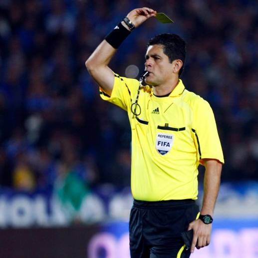 Óscar Julián Ruiz dice que le hubiera gustado tener el VAR en su época de árbitro porque lo habría salvado de muchas cosas. <span class="mln_uppercase_mln">FOTO</span><b><span class="mln_uppercase_mln"> colprensa</span></b>