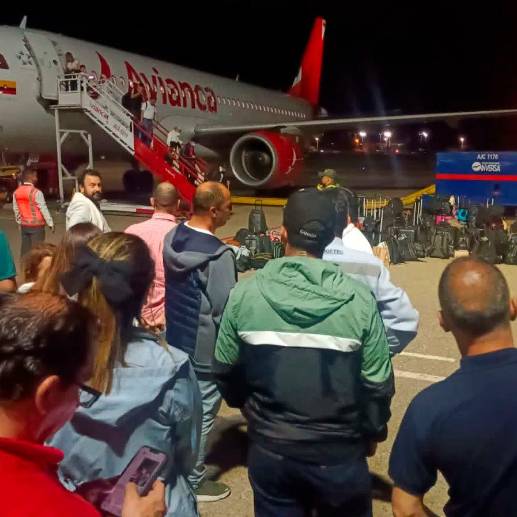 Los pasajeros que se disponían a abordar fueron evacuados ante la alerta. FOTO: TOMADA DE TWITTER @DCCjuntavalledu