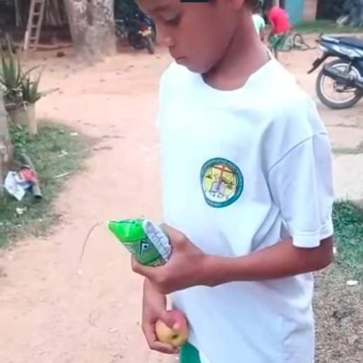 Los niños de varios colegios de Remedios se sorprendieron cuando de las bolsas de leche salía agua. IMAGEN CAPTADA DE VIDEO