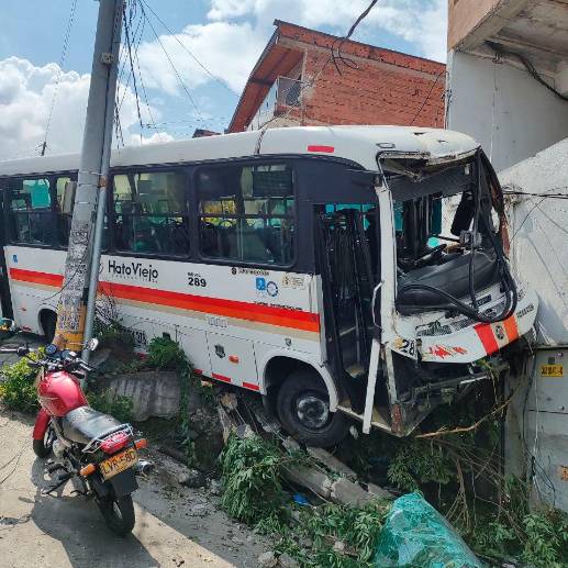 Así quedó el bus tras el choque. Foto: Cortesía. 