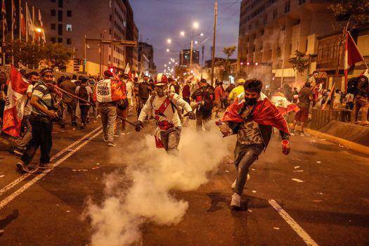 Ya van al menos tres muertos en las enfrentaciones entre manifestantes defensores del ex presidente Pedro Castillo y la Policía. FOTO: EFE