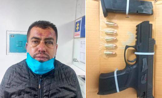 Así presentó la UNP al implicado Geovany Barrera Torres, con un arma incautada. FOTO: CORTESÍA DE UNP.