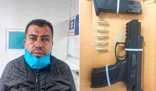 Así presentó la UNP al implicado Geovany Barrera Torres, con un arma incautada. FOTO: CORTESÍA DE UNP.
