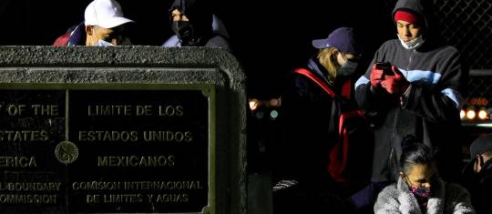 Migrantes detenidos en El Paso, Texas, en la frontera entre México y Estados Unidos. El presidente Donald Trump extendió la prohibición de la migración al país hasta marzo de 2021. EFE