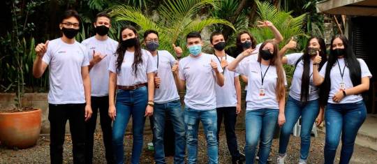 Los estudiantes de secundaria en Medellín dan sus primeros pasos en ciencia y tecnología con el modelo Ser + Stem, que los adentra en el mundo computacional de forma temprana. FOTO cortesía