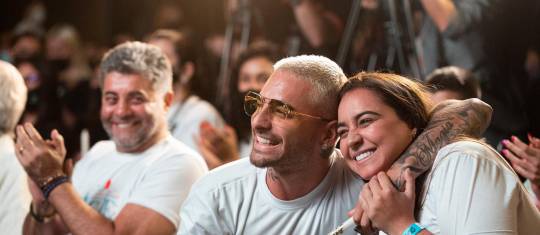 Maluma, junto a su hermana Manuela, en la apertura la sede de El Arte de los sueños, en el barrio Perpetuo Socorro. Foto: Camilo Suárez.