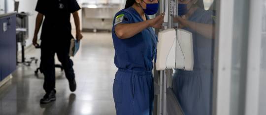 La ocupación de cuidados intensivos en todo el país se mantiene por encima del 86 %. Foto: Clara Barros.