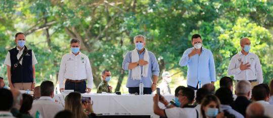 El presidente Duque asistió al encuentro realizado en la cancha del corregimiento de Bolombolo. FOTO Jaime Pérez