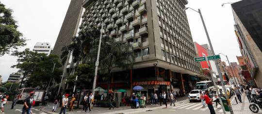 El edificio La Ceiba fue diseñado por los arquitectos Alberto Díaz y Jaime Jaramillo, tiene 13 pisos, 355 oficinas y ocho locales comerciales. FOTO Manuel Saldarriaga