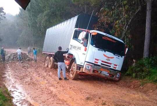 Así lucía durante la temporada de lluvias uno de los tramos de la vía entre puente Gabino y el corregimiento de San Pablo. FOTO: Cortesía.