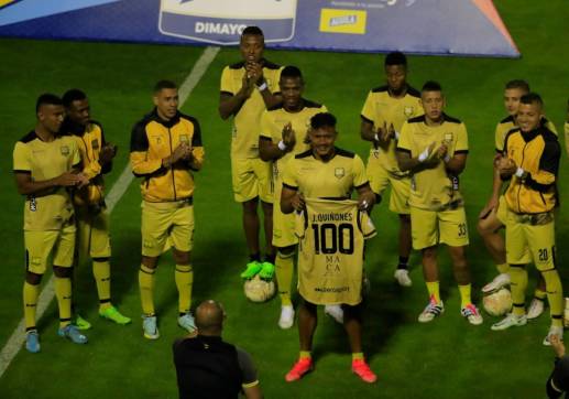 El encuentro en el Alberto Grisales también sirvió para la celebración de Jeisson Quiñones quien ajustó su partido número 100 con el cuadro de Rionegro. FOTO JAIME PÉREZ 