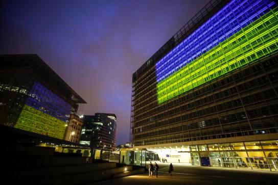 Las sedes de la Comisión Europea y del Parlamento Europeo en Bruselas también se han iluminado con los colores de la bandera de Ucrania para homenajear su “valentía” durante la invasión rusa. FOTO EFE