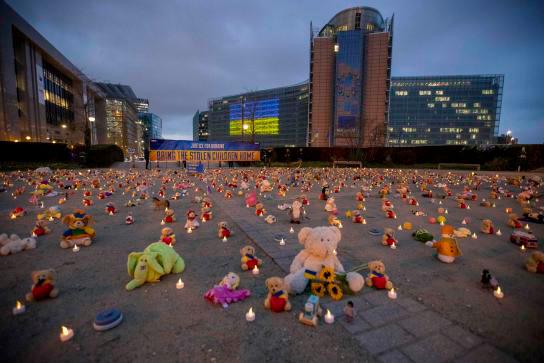 La plaza de Robert Schuman en Bruselas, Bélgica, colocaron peluches, velas y juguetes que representan a los niños secuestrados tras la guerra. FOTO AFP