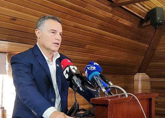 Aníbal Gaviria durante la rueda de prensa en la Casa de Antioquia en la que hizo las denuncias. FOTO: Cortesía.
