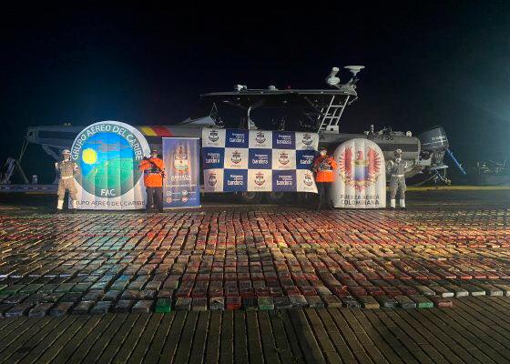 La embarcación que transportaba la mercancía fue interceptada a 160 millas naúticas de San Andrés. Foto: Cortesía Armada