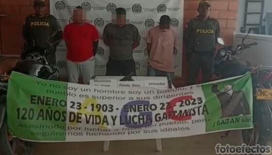 Los tres hombres fueron capturados cuando, al parecer, estaban instalando un pasacalles alusivo al Clan del Golfo. FOTO Cortesía