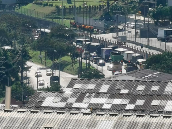 En el sitio se presenta congestión vehicular. Foto: Twitter. 