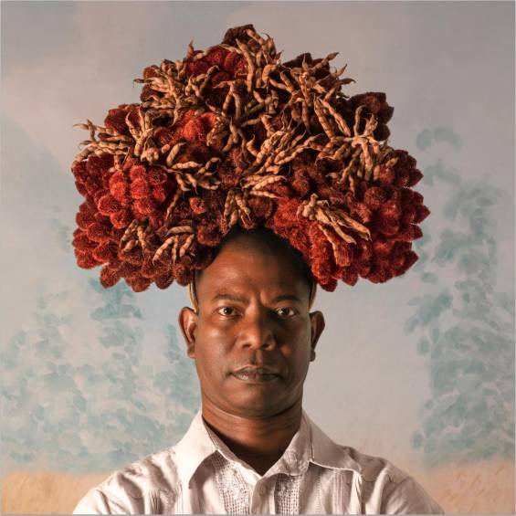 El coreógrafo Wilfran Barrios con su corona de guandú y achiote. FOTO: Cortesía