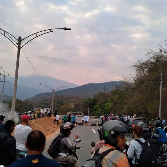 Los manifestantes piden el cumplimiento de unas obras prometidas por la concesión vial Devimar. FOTO CORTESÍA DENUNCIAS ANTIOQUIA 
