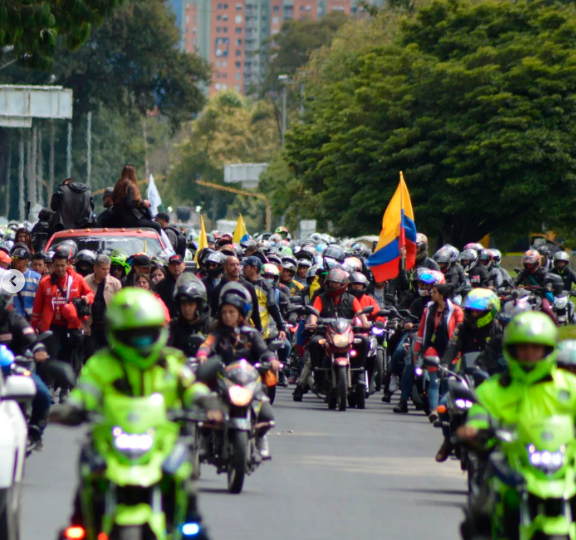 El aumento del precio de la gasolina y del SOAT serían las principales razones para las marchas. Foto tomada de Instagram: @gonobikerreas_gbr. 