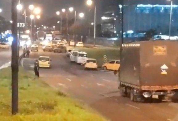 El bloqueo de taxistas se extendió hasta la mañana de este viernes. FOTO: TOMADA DE TWITTER @JCFloriant