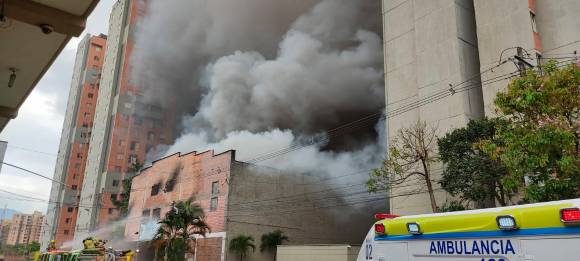 Aquí se ven los edificios de la urbanización vecina, afectados por la humareda. FOTO: JAIME PÉREZ. Aquí se ven los edificios de la urbanización vecina, afectados por la humareda. FOTO: JAIME PÉREZ.