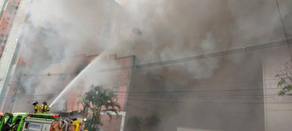 El tercer piso de la edificación en la cual comenzó el incendio colapsó. FOTO: JAIME PÉREZ. El tercer piso de la edificación en la cual comenzó el incendio colapsó. FOTO: JAIME PÉREZ.