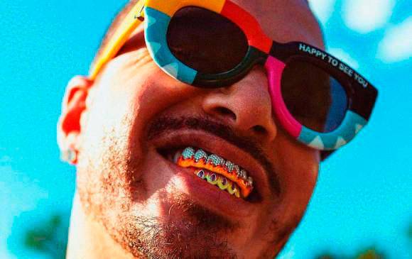 J Balvin, al igual Beyoncé, Rihanna y Roslaía llevaron las joyas a los dientes. FOTO Cortesía