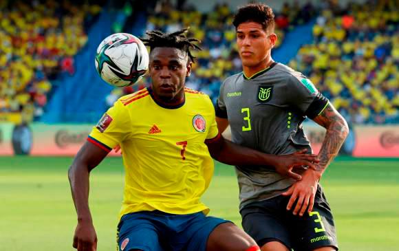 Duván Zapata busco el gol por todos los medios; un remate suyo ayudó al lucimiento del arquero Alexánder Domínguez Foto: EFE