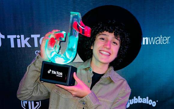 Carlos con su premio TikTok Awards 2023. FOTO Cortesía 