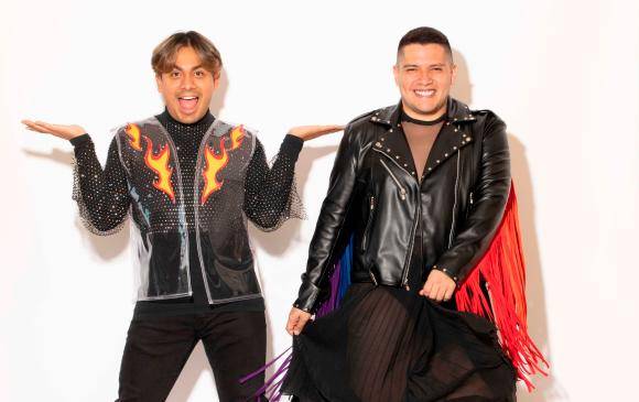 A la izquierda Ricardo Peralta y César Doroteo, influenciadores mexicanos que con su contenido en YouTube y redes sociales visibilizan desde hace 11 años a la población LGBTI. FOTO Cortesía Mario Aragón