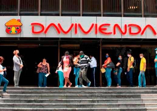 La medida aplicará para aquellas tarjetas de crédito con un cupo de hasta $4 millones y en las categorías de consumo básico. FOTO EL COLOMBIANO