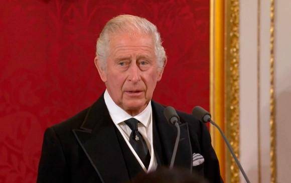 Aunque no se conoce la fecha de coronación de Carlos III se asegura desde Inglaterra que no demorará tanto como la de su madre (cerca de un año y medio tras la muerte de su padre). FOTO Efe