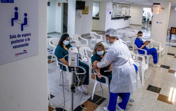 El proceso de vacunación, dicen los médicos, va muy lento y la red hospitaliaria está colapsada, por lo cual se requieren medidas de choque. FOTO JUAN ANTONIO SÁNCHEZ