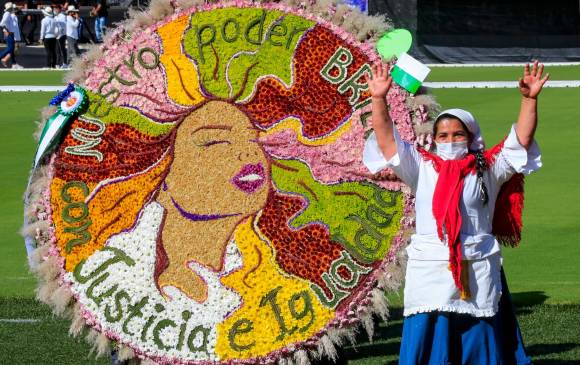 Gloria Stella Soto Grajales ganó la categoría a mejor silleta emblemática con un mensaje de empoderamiento femenino. FOTO Jaime Pérez