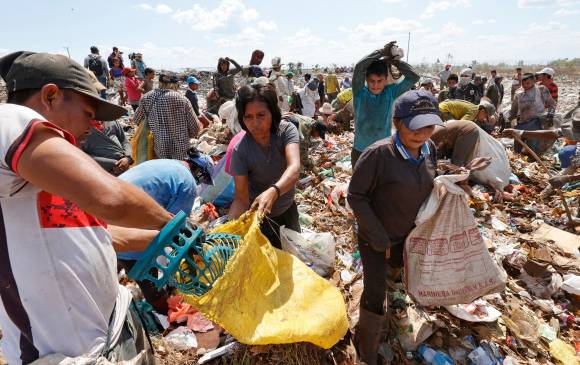Cada vez más indígenas que viven en la frontera buscan comida entre la basura.