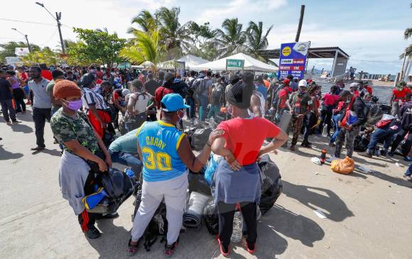 Desde tempranas horas los migrantes llegan a los muelles para salir a la frontera. FOTO manuel saldarriaga, enviado especial a necoclí